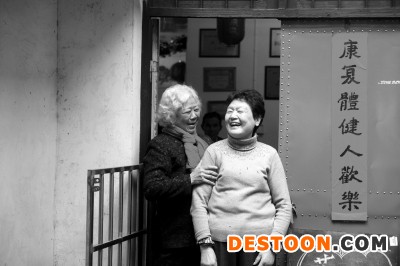 協(xié)會會長談菊美（右）和會員談笑風(fēng)生。
